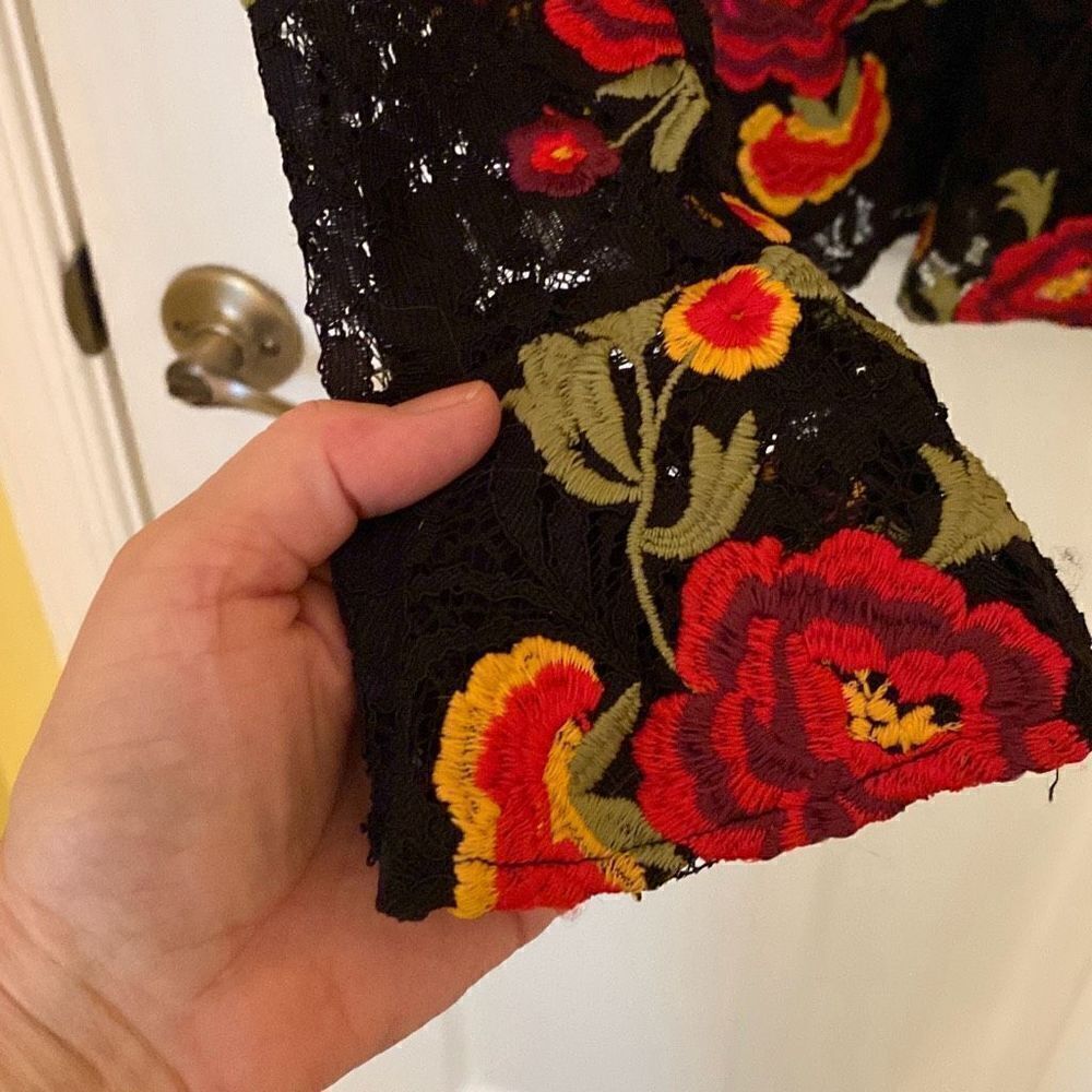 Alexa Admor Black Floral Lace Top, Size Small. - Picture 11 of 15
